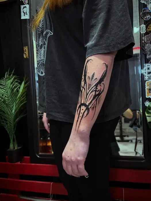 Tatouage blackwork dark par Aizen, Lux Tattoo Biganos (Bassin d'Arcachon)