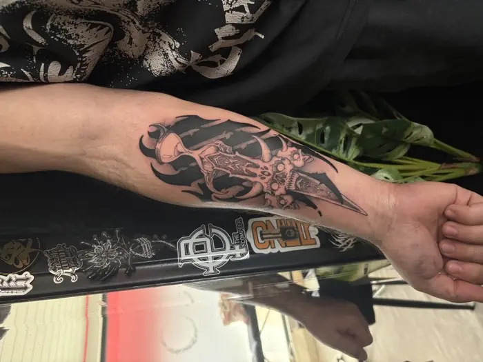 Tatouage blackwork dark par Aizen — Lux Tattoo Biganos, Bassin d'Arcachon (réalisation 10)