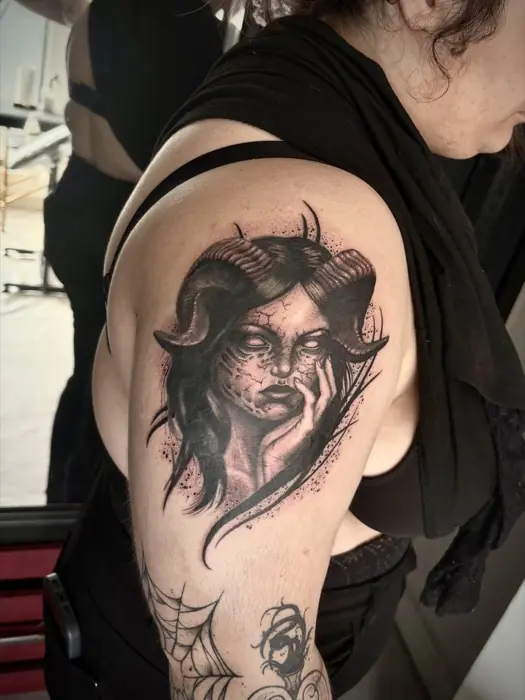Tatouage blackwork dark par Aizen, Lux Tattoo Biganos (Bassin d'Arcachon)