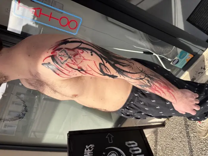 Tatouage blackwork dark par Aizen, Lux Tattoo Biganos (Bassin d'Arcachon)