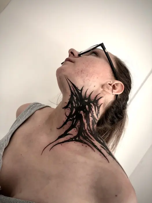 Tatouage blackwork dark par Aizen, Lux Tattoo Biganos (Bassin d'Arcachon)