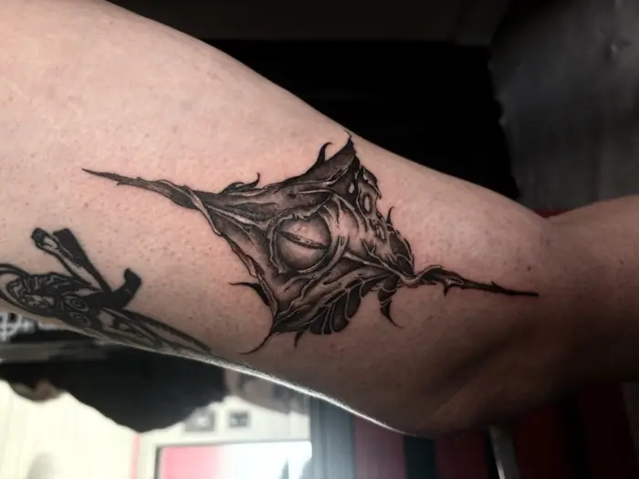Tatouage blackwork dark par Aizen, Lux Tattoo Biganos (Bassin d'Arcachon)
