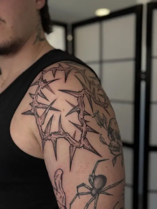 Tatouage fine line ornemental par Gingervik, Lux Tattoo Biganos (Bassin d'Arcachon)