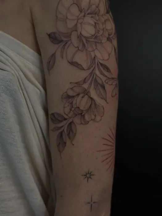 Tatouage fine line ornemental par Gingervik, Lux Tattoo Biganos (Bassin d'Arcachon)