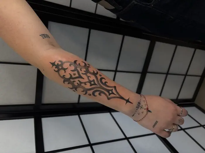 Tatouage fine line ornemental par Gingervik, Lux Tattoo Biganos (Bassin d'Arcachon)